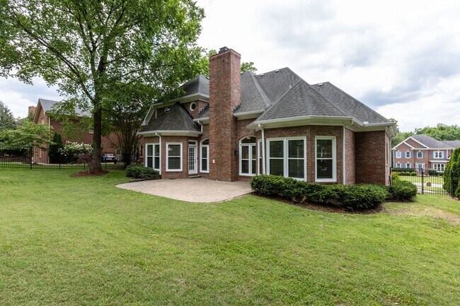 Building Photo - COMING SOON!-- Walk to Kenrose and Ravenwood!