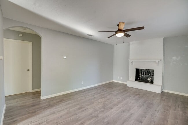 Building Photo - 304 John N Garner Cir