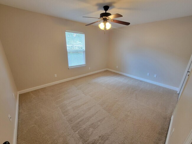 Building Photo - 712 Hazel Dr