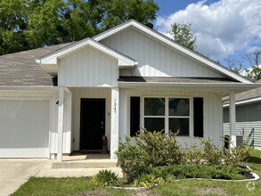 Building Photo - Spacious 4-Bedroom Rental in Quiet Pensaco...
