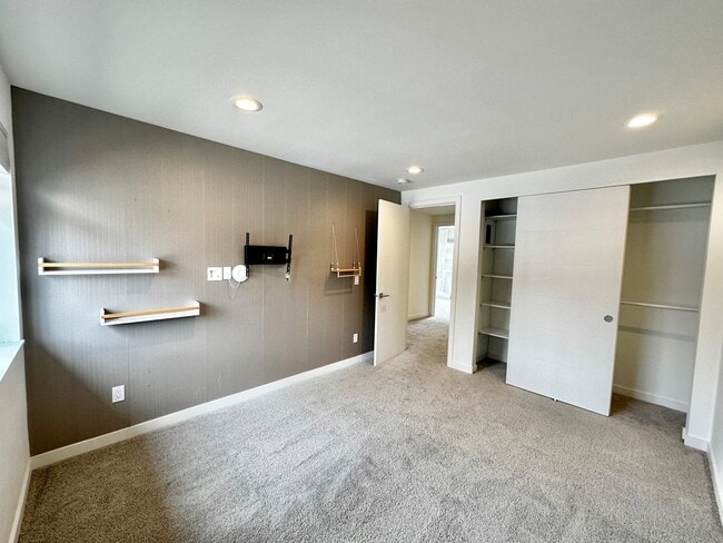 Building Photo - 6 BR / 4 BA – 4,100 SQ FT with Patio, Full...
