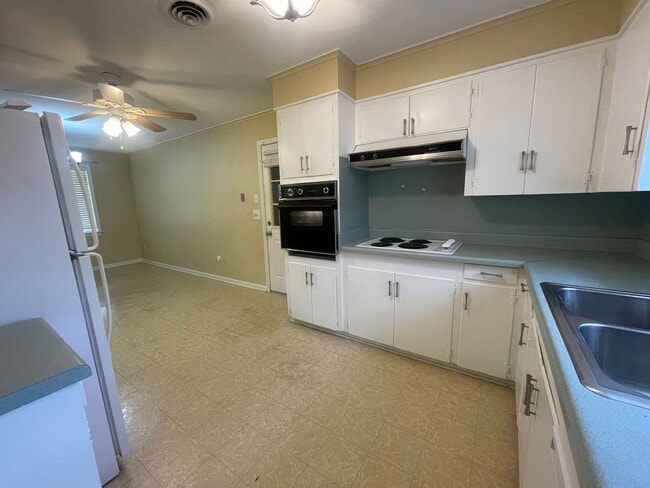 Building Photo - Broadmoor Terrace Beauty!