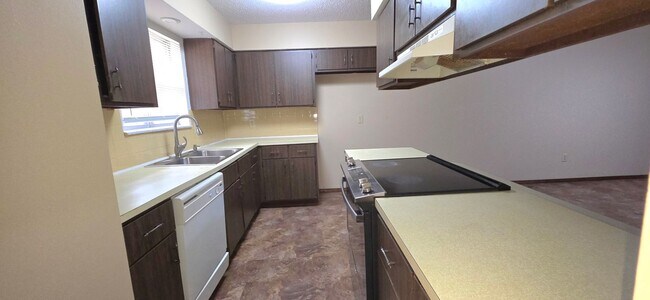 Building Photo - 3 Bedrooms, 2 baths, 2 Living Areas!  $1,295!