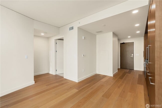 Building Photo - Gorgeous Condo Steps from Pike Place Market!- $2350