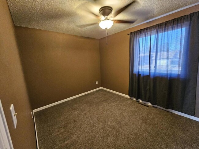 Building Photo - 927 Scotch Elm Dr
