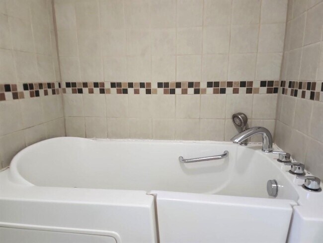 Building Photo - 807 Country Club Rd