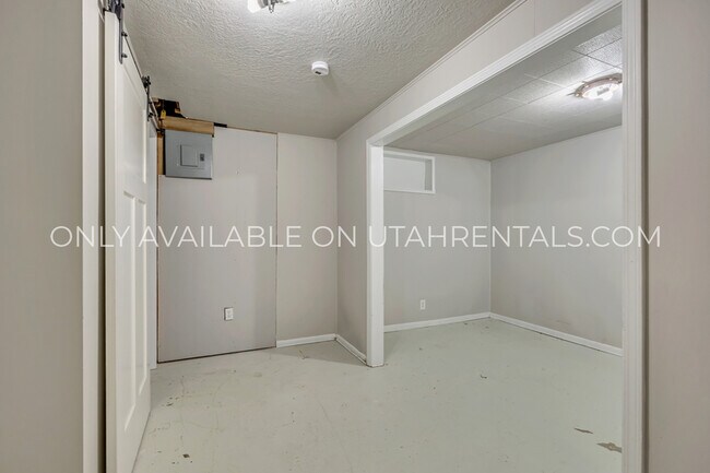 Building Photo - 786 E 350 N