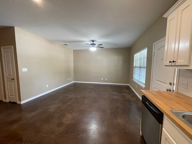 Building Photo - 501 FM 315