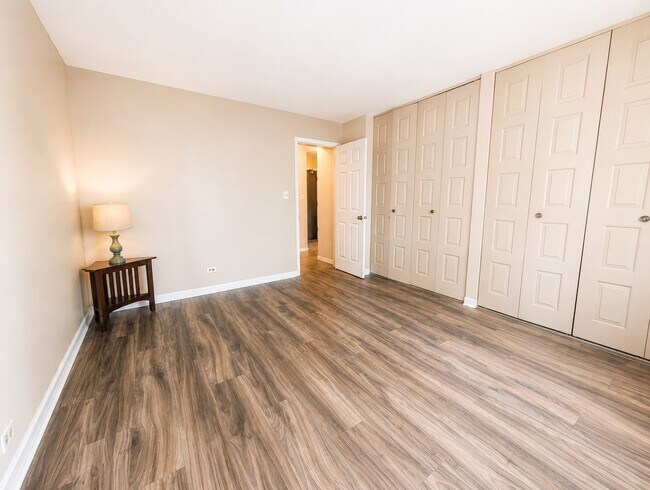 Building Photo - 1 Oak Creek Dr
