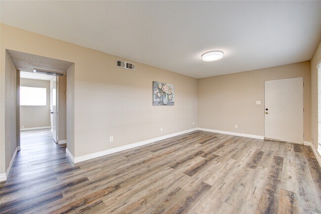 Building Photo - 2101 Fountain View Dr