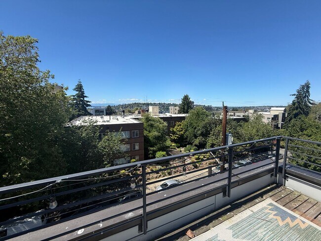 Building Photo - North Capitol Hill Townhome