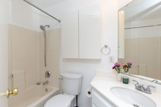 Building Photo - 3 Bed, 2 Bath Townhome in Carlsbad