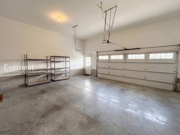 Building Photo - 640 Henry Ln