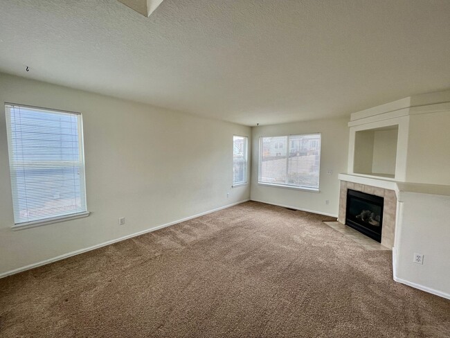 Building Photo - Spacious 4 Bedroom Stetson Hills Home!