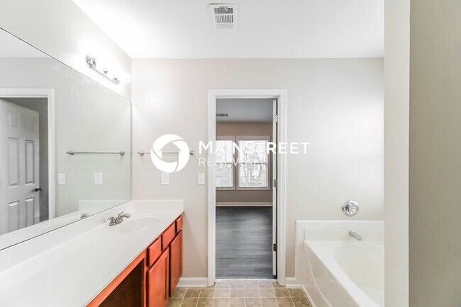 Building Photo - 6 Bedroom Pet-Friendly Home in Buford, GA with Main Street Renewal