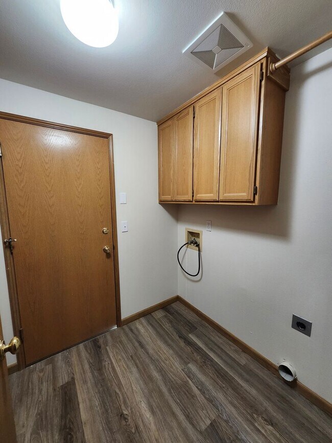 Building Photo - Move-In Special: $1000 off- Golf Course Living!