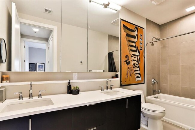 Building Photo - Luxury condo in the CWE