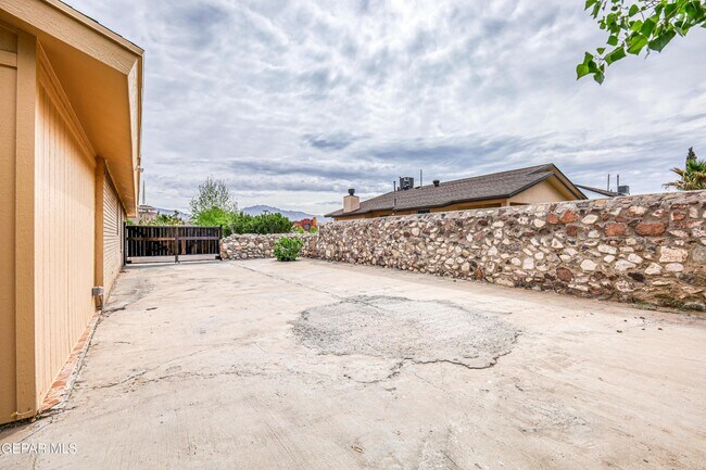 Building Photo - 5733 Saplinas Rd