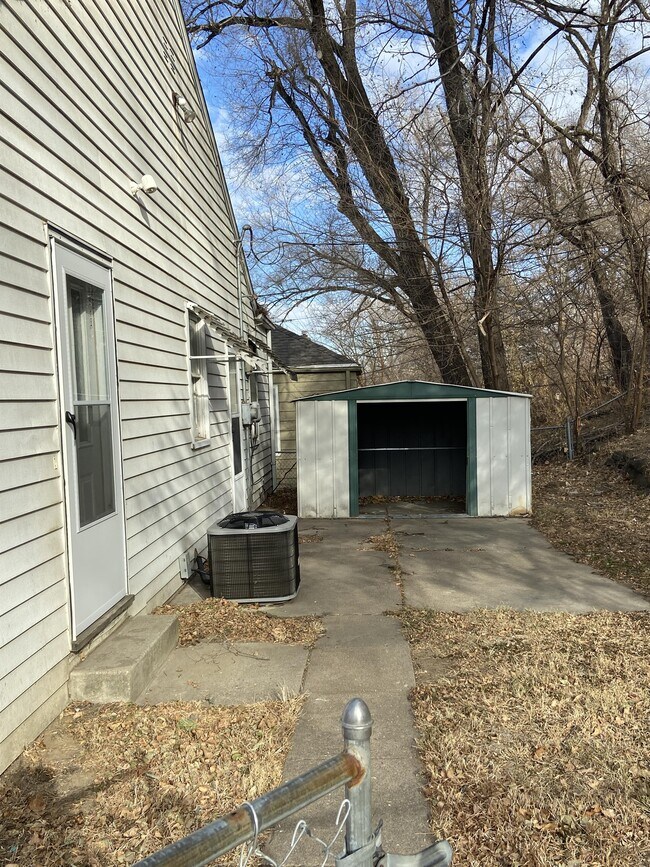 Building Photo - 6905 N 33rd St