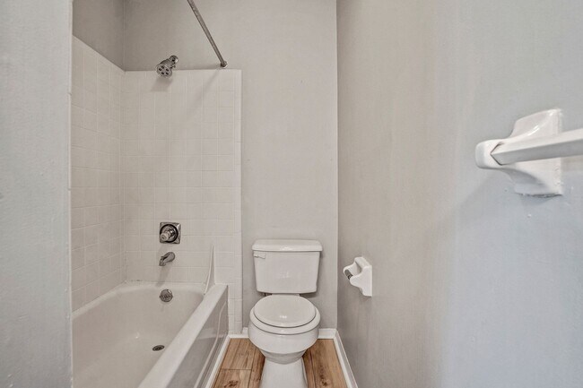 Building Photo - AVAILABLE NOW!! 2 Bedroom 2.5 Bathroom Townhome - Furnished!