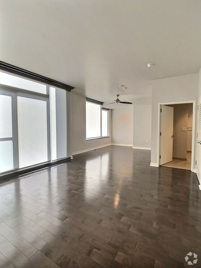 Building Photo - Luxury 17th Floor Studio at Axis in Downto...