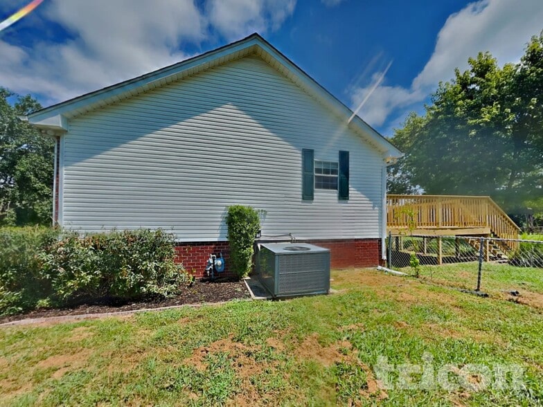 Building Photo - 1005 Falcon Crest