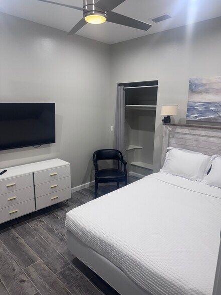 Building Photo - 6615 Tippin Ave