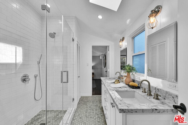 Building Photo - 560 Croft Ave