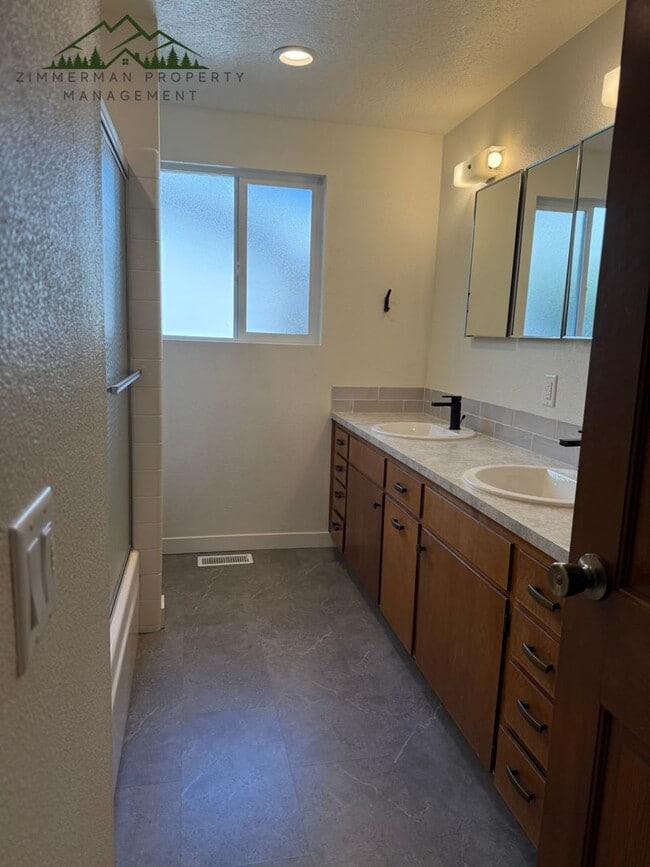 Building Photo - Beautiful Home in Hayden Bridge