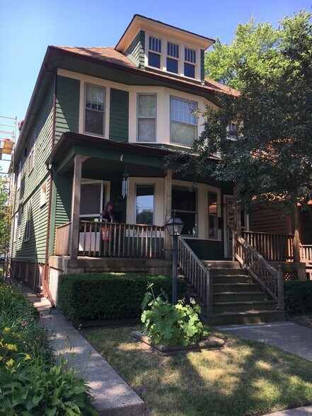 Exterior - 1075 Lakepointe St