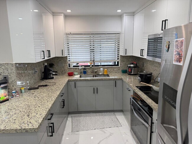 Building Photo - 6512 Kendale Lakes Dr