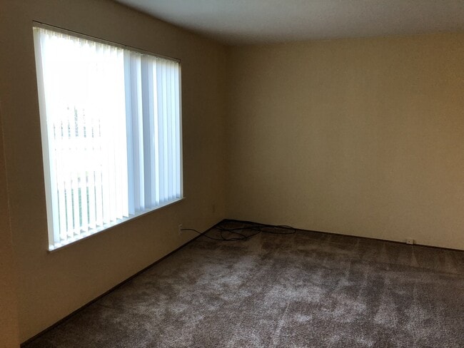 Building Photo - Two bedroom one bath duplex in Springfield!