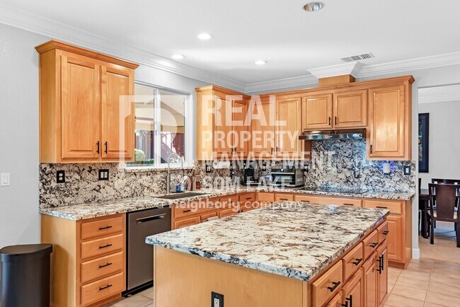 Building Photo - Fully furnished 5bd 3ba home in desirable Carmichael neighborhood