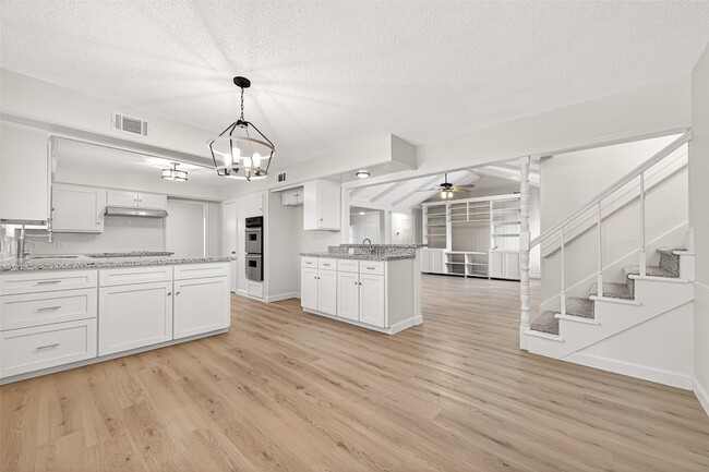 Building Photo - 10602 Longmont Dr