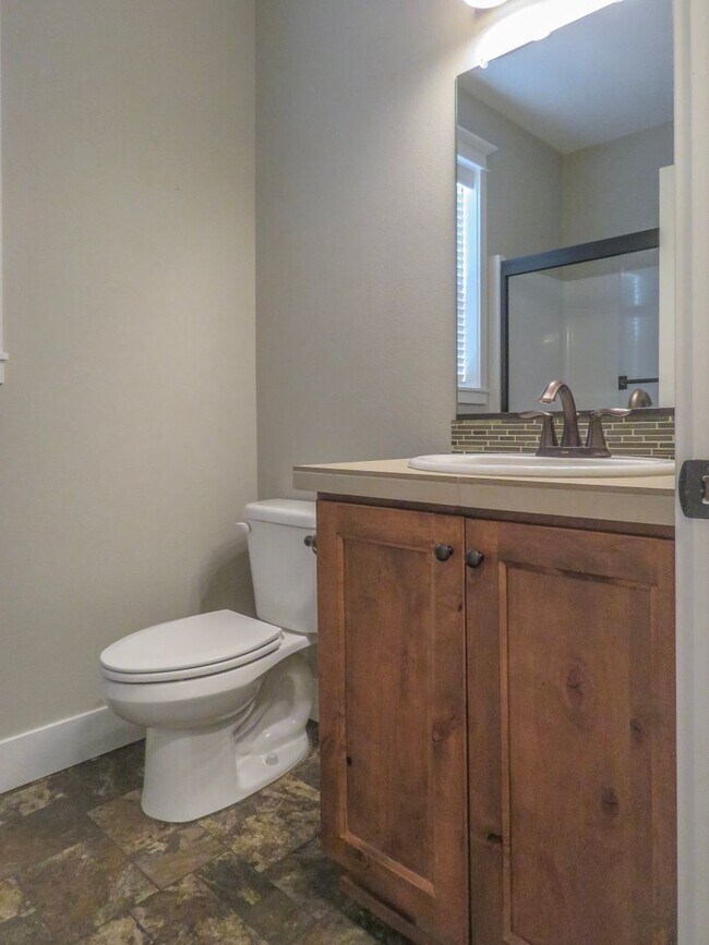 Building Photo - 5 Bedroom 3 Bathroom home available in New...