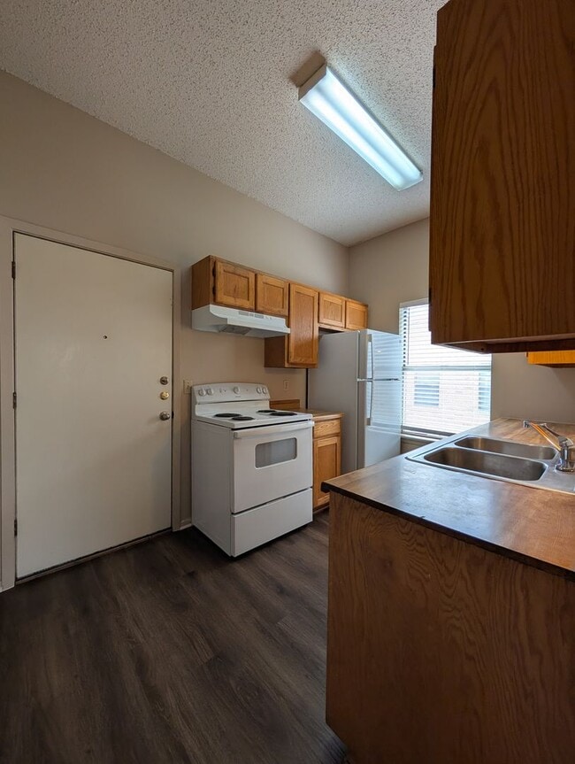 Building Photo - LOCATION!! On Wood Rd -Off Landa  / Fridge / Covered Back Patio / No Carpet / NBISD