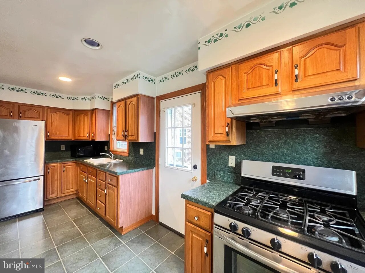 Building Photo - 1834 Benson St