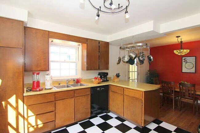 Building Photo - Now Leasing! Charming Home in One of Madis...