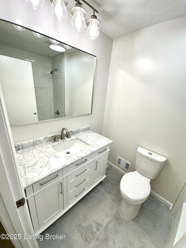 Building Photo - 6203 Lynnchester Dr