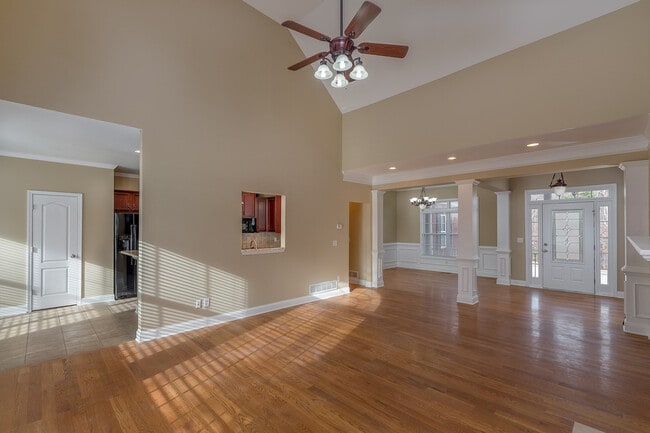 Building Photo - Huge 2 Homes in 1 with 2 full kitchens
