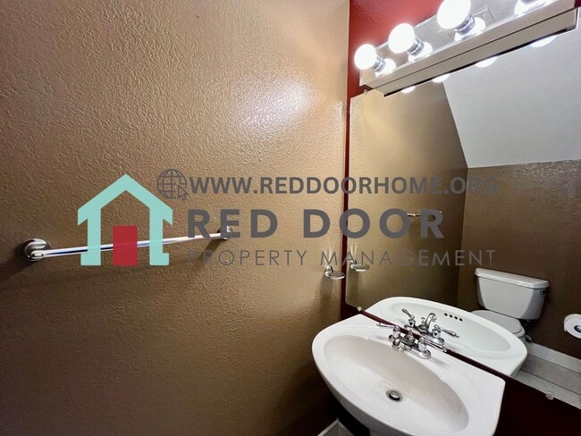 Building Photo - 3 bedroom Condo in ideal location