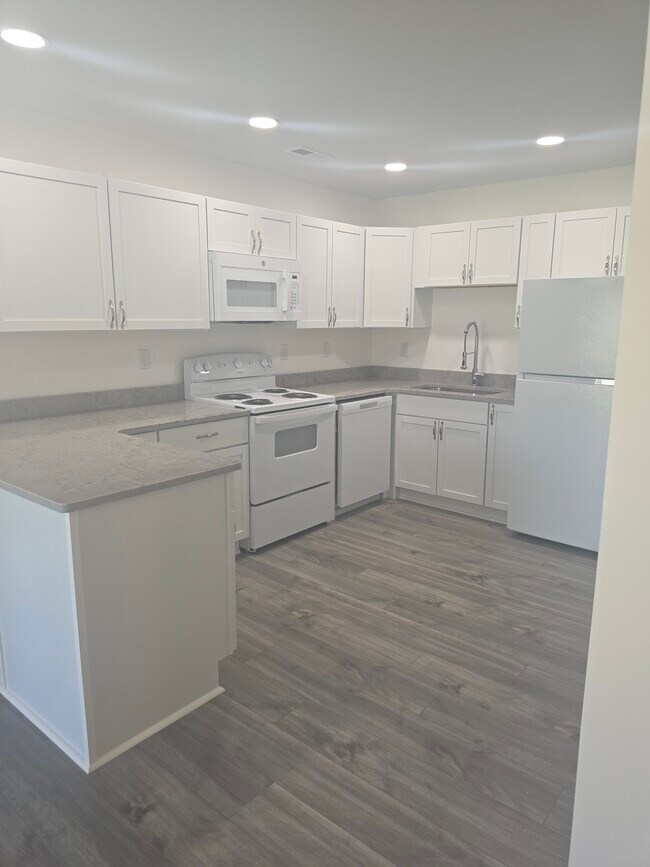 Building Photo - 745 River Rd