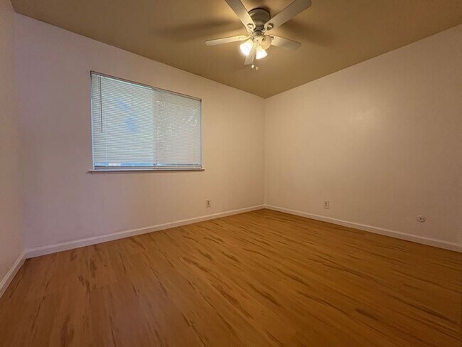 Building Photo - Cute 2 Bedroom Condo