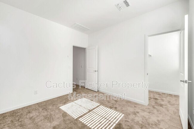 Building Photo - 9850 E Tamery Ave