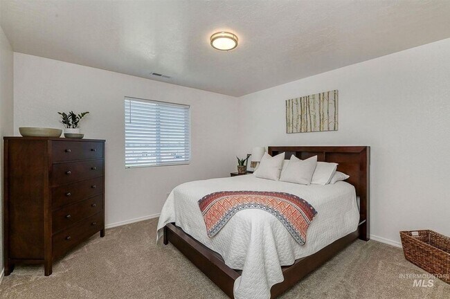 Building Photo - Large 5 Bedroom 3 Bath Home in Meridian _ Dog Friendly!