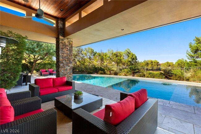 Building Photo - 2 Castle Oaks Ct