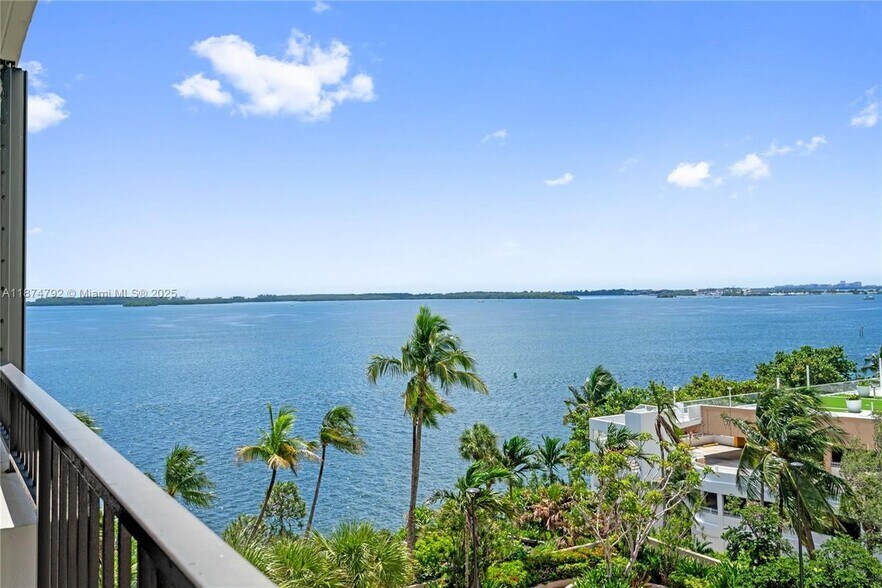 Building Photo - 520 Brickell Key Dr