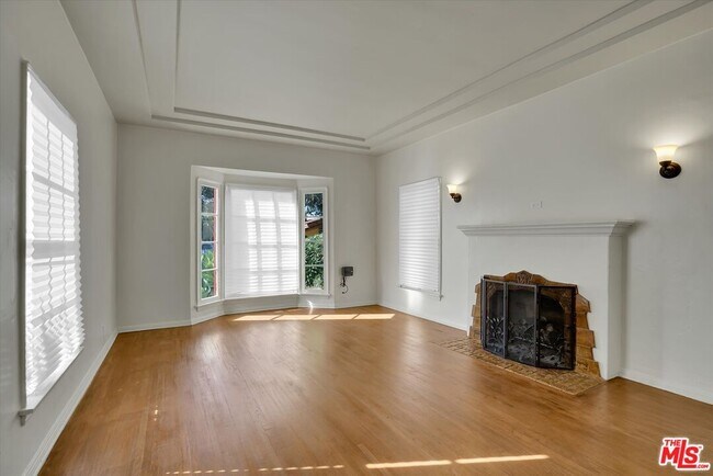 Building Photo - 3800 Roxton Ave