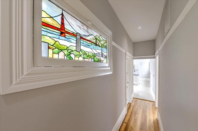 Building Photo - Beautifully Updated Top Floor Three Bedroo...