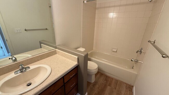 Building Photo - West Side 3 Bed/2.5 Bath Townhouse Condo. Available NOW!